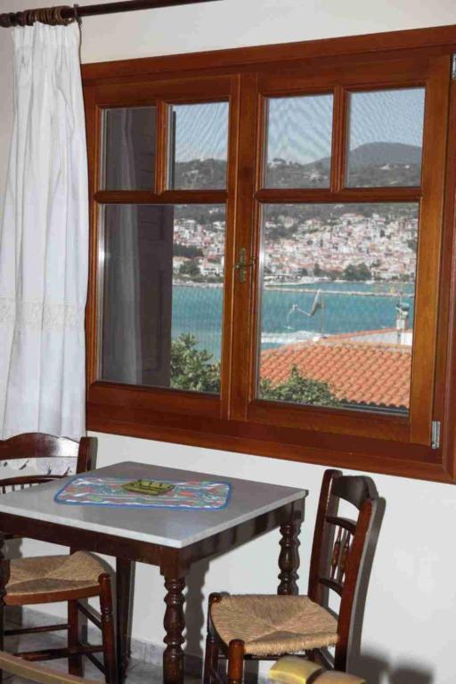 Pleoussa Studio And Apartments Skopelos Town Room photo