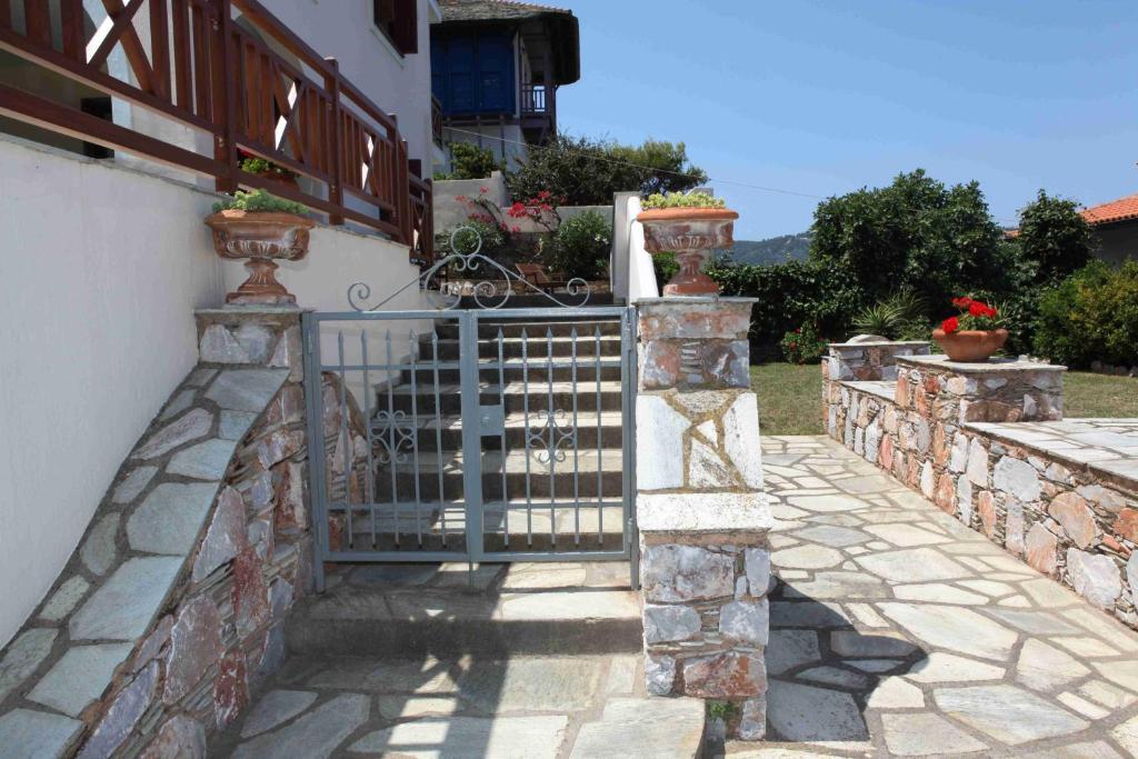 Pleoussa Studio And Apartments Skopelos Town Exterior photo